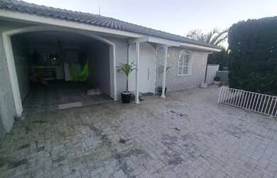 Imagem: A casa possui 5 Dormitórios, 3 Banheiros, 3 Vagas na garagem