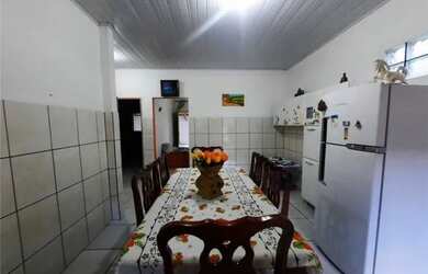 Imagem: A casa possui 3 Dormitórios, 2 Banheiros, 1 Vaga na garagem