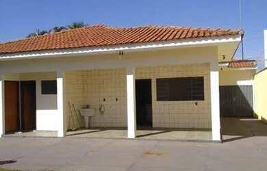 Imagem: A casa possui 3 Dormitórios, 3 Banheiros, 2 Vagas na garagem