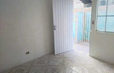 Imagem: A casa possui 1 Dormitório, 1 Banheiro e está localizado