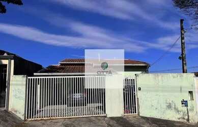 Imagem: A casa possui 3 Dormitórios, 2 Banheiros, 4 Vagas na garagem