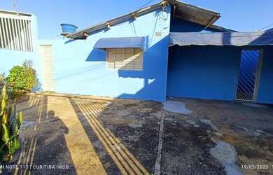 Imagem: A casa possui 2 Dormitórios, 1 Banheiro, 2 Vagas na garagem