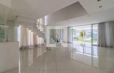 Imagem: A casa em condomínio possui 4 Dormitórios, 4 Banheiros, 4