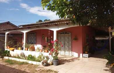 Imagem: A casa possui 2 Dormitórios, 2 Banheiros, 2 Vagas na garagem