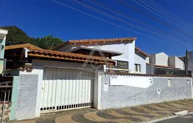 Imagem: A casa possui 3 Dormitórios, 2 Banheiros, 3 Vagas na garagem