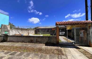 Imagem: A casa possui 3 Dormitórios, 1 Banheiro, 2 Vagas na garagem