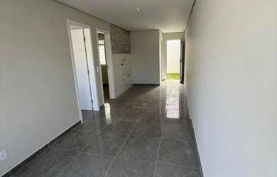 Imagem: A casa possui 2 Dormitórios, 1 Banheiro, 2 Vagas na garagem