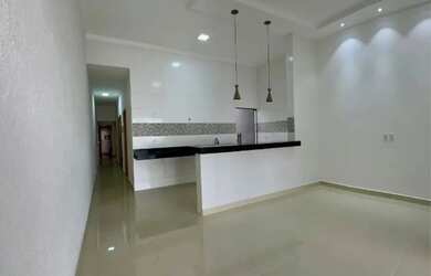 Imagem: A casa possui 3 Dormitórios, 2 Banheiros, 2 Vagas na garagem