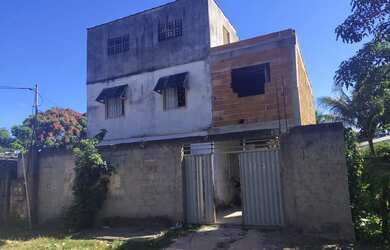 Imagem: A casa possui 4 Dormitórios, 2 Banheiros, 3 Vagas na garagem