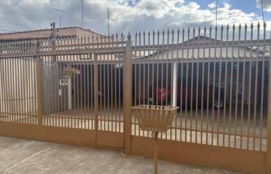 Imagem: A casa possui 2 Dormitórios, 1 Banheiro, 3 Vagas na garagem