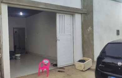 Imagem: A casa possui 2 Dormitórios, 2 Banheiros, 1 Vaga na garagem