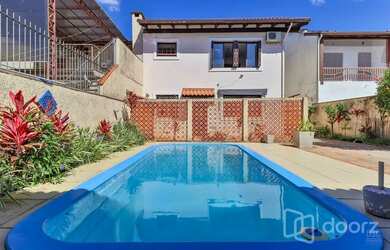 Imagem: A casa possui 3 Dormitórios, 3 Banheiros, 3 Vagas na garagem