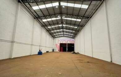 Imagem: O depósito possui 5 Vagas na garagem, 240m² de Área e está