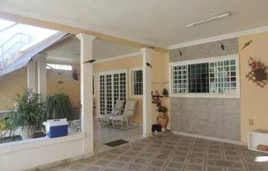 Imagem: A casa em condomínio possui 5 Dormitórios, 1 Banheiro, 2 Vagas