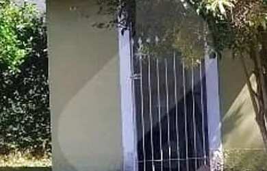 Imagem: A casa possui 3 Dormitórios, 2 Banheiros, 240m² de Área e