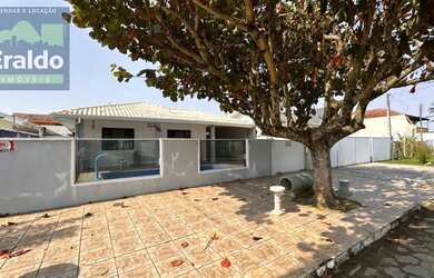 Imagem: A casa possui 4 Dormitórios, 2 Banheiros, 3 Vagas na garagem