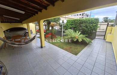 Imagem: A casa possui 3 Dormitórios, 3 Banheiros, 3 Vagas na garagem