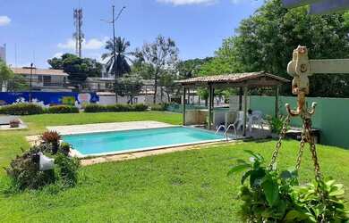 Imagem: A casa possui 4 Dormitórios, 5 Banheiros, 4 Vagas na garagem