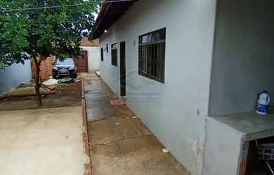 Imagem: A casa possui 1 Dormitório, 1 Banheiro, 3 Vagas na garagem