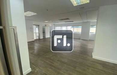 Imagem: O depósito possui 5 Vagas na garagem, 200m² de Área e está