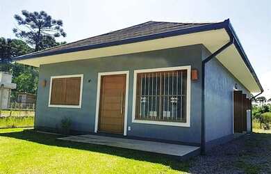 Imagem: A casa possui 3 Dormitórios, 1 Banheiro, 2 Vagas na garagem