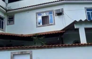 Imagem: A casa possui 3 Dormitórios, 3 Banheiros, 2 Vagas na garagem