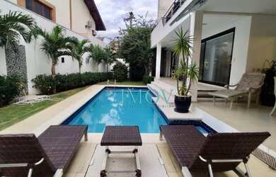 Imagem: A casa em condomínio possui 5 Dormitórios, 5 Banheiros, 5