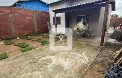 Imagem: A casa possui 2 Dormitórios, 1 Banheiro, 2 Vagas na garagem