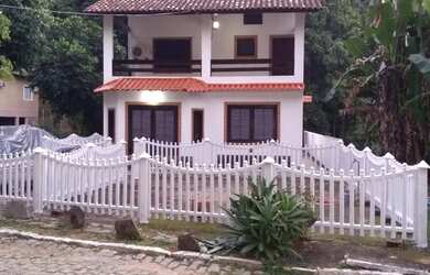 Imagem: A casa em condomínio possui 3 Dormitórios, 2 Banheiros, 3