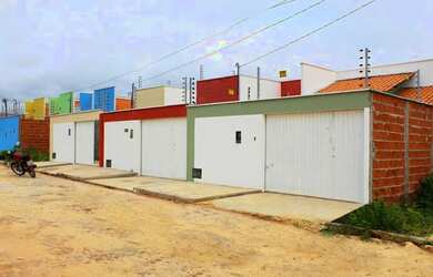 Imagem: A casa possui 3 Dormitórios, 2 Banheiros, 2 Vagas na garagem