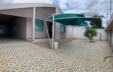 Imagem: A casa possui 3 Dormitórios, 4 Banheiros, 2 Vagas na garagem