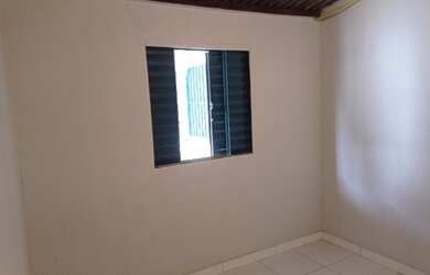 Imagem: A casa possui 2 Dormitórios, 1 Banheiro, 3 Vagas na garagem