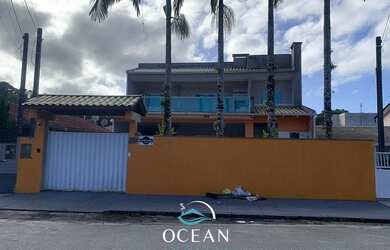 Imagem: A casa possui 3 Dormitórios, 3 Banheiros, 4 Vagas na garagem