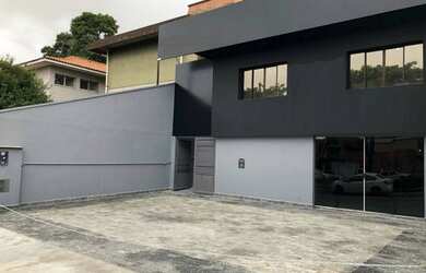 Imagem: O depósito possui 5 Vagas na garagem e 300m² de Área e está