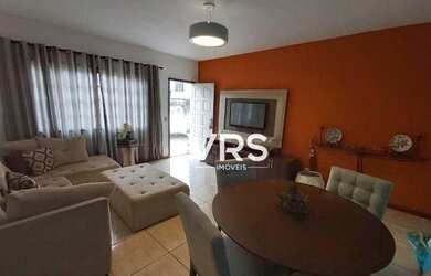 Imagem: A casa possui 4 Dormitórios, 4 Banheiros, 5 Vagas na garagem