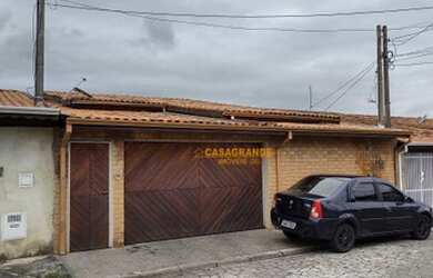 Imagem: A casa possui 3 Dormitórios, 2 Banheiros, 2 Vagas na garagem