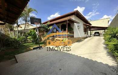 Imagem: A casa possui 3 Dormitórios, 3 Banheiros, 5 Vagas na garagem