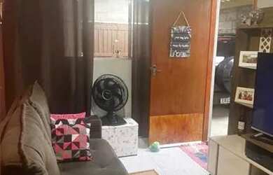 Imagem: A casa possui 2 Dormitórios, 1 Banheiro, 1 Vaga na garagem