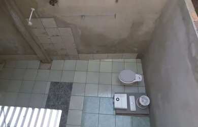 Imagem: A casa possui 1 Dormitório, 1 Banheiro, 1 Vaga na garagem e