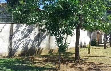 Imagem: A casa possui 3 Dormitórios, 2 Banheiros e 2 Vagas na garagem