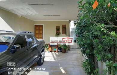 Imagem: A casa possui 3 Dormitórios, 3 Banheiros, 2 Vagas na garagem