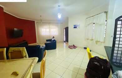 Imagem: A casa possui 3 Dormitórios, 4 Banheiros, 1 Vaga na garagem