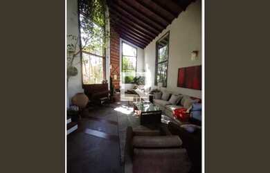 Imagem: A casa possui 4 Dormitórios, 5 Banheiros, 5 Vagas na garagem