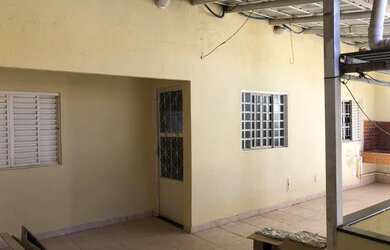 Imagem: A casa possui 3 Dormitórios, 1 Banheiro, 1 Vaga na garagem