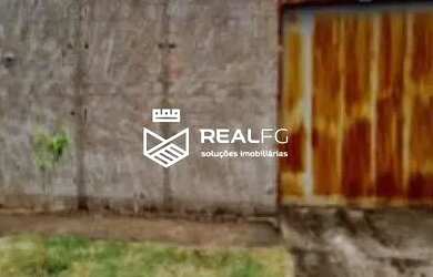 Imagem: A casa possui 2 Dormitórios, 1 Banheiro, 2 Vagas na garagem