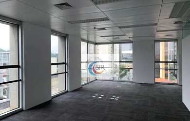 Imagem: O depósito possui 5 Vagas na garagem e 540m² de Área e está