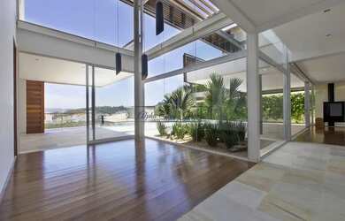 Imagem: A casa em condomínio possui 4 Dormitórios, 5 Banheiros, 4