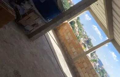 Imagem: A casa possui 3 Dormitórios, 2 Banheiros, 5 Vagas na garagem