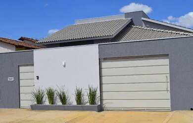 Imagem: A casa possui 3 Dormitórios, 2 Banheiros, 2 Vagas na garagem