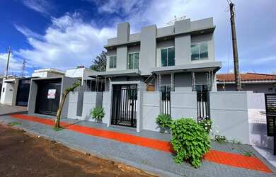 Imagem: A casa possui 4 Dormitórios, 3 Banheiros, 2 Vagas na garagem